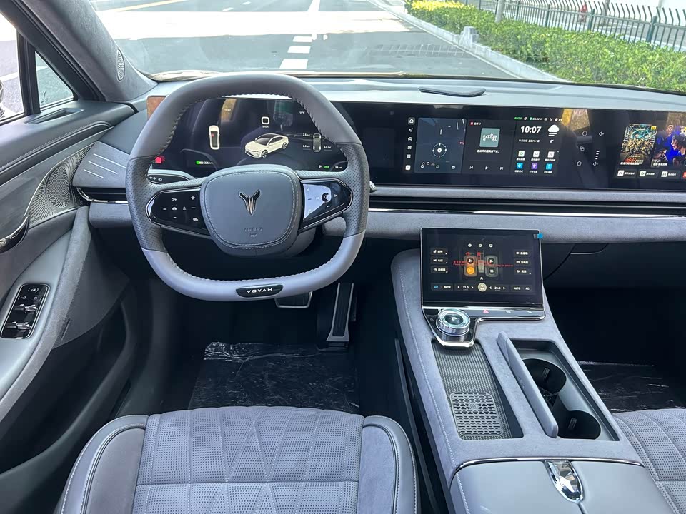 VOYAH Lantu chasing light