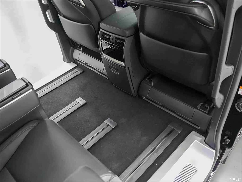 Toyota Vellfire, 2025 12