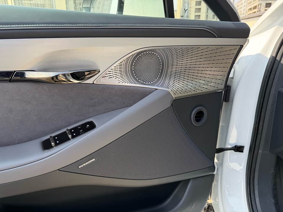 VOYAH Lantu chasing light