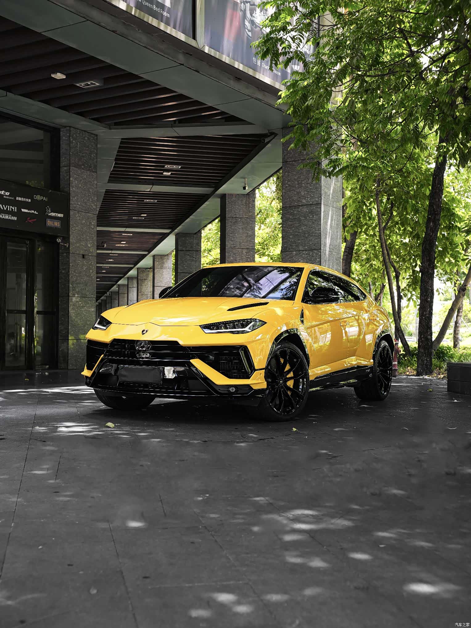 Lamborghini Urus, 2023 1