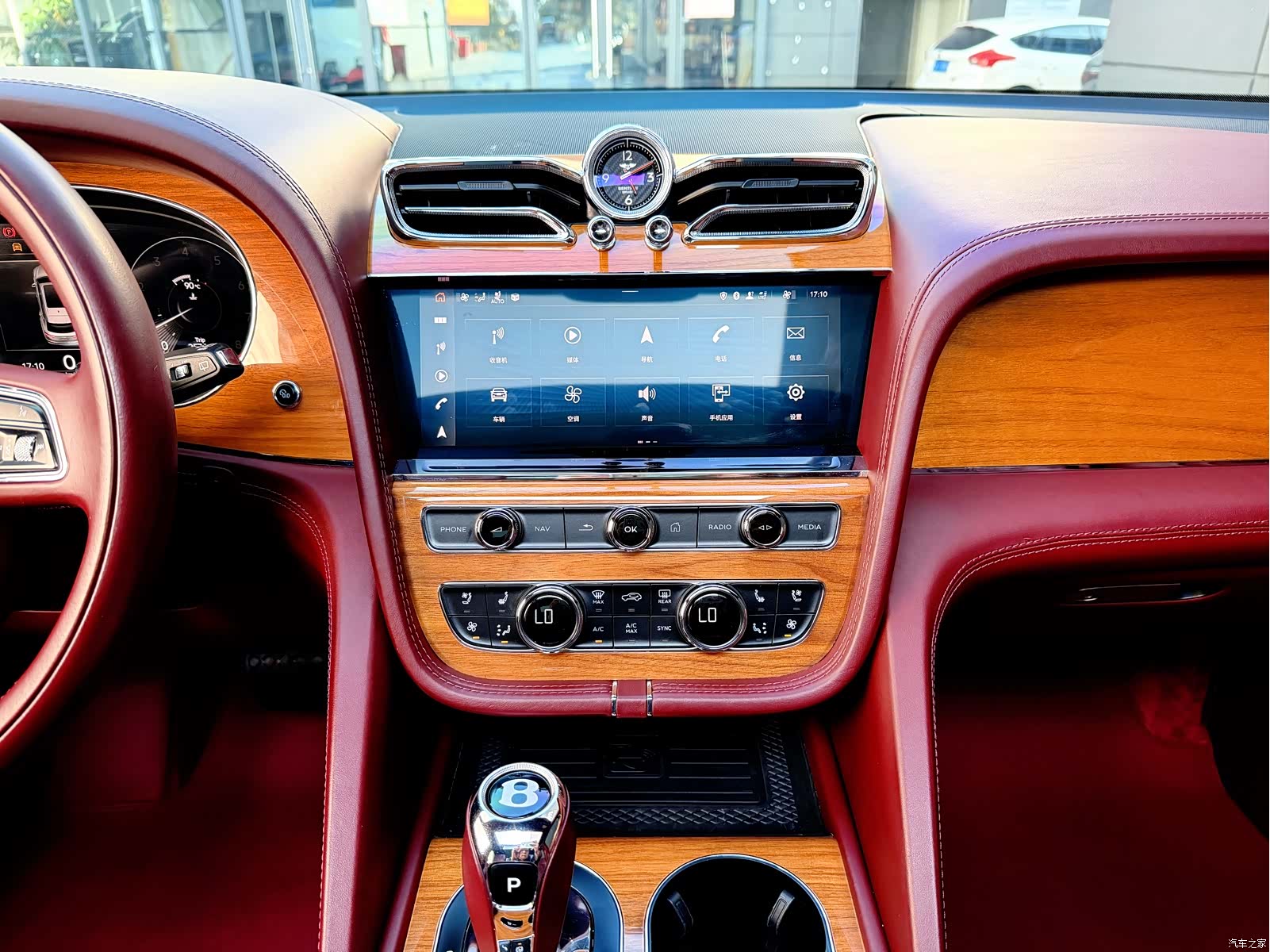 Bentley Bentayga, 2021 42
