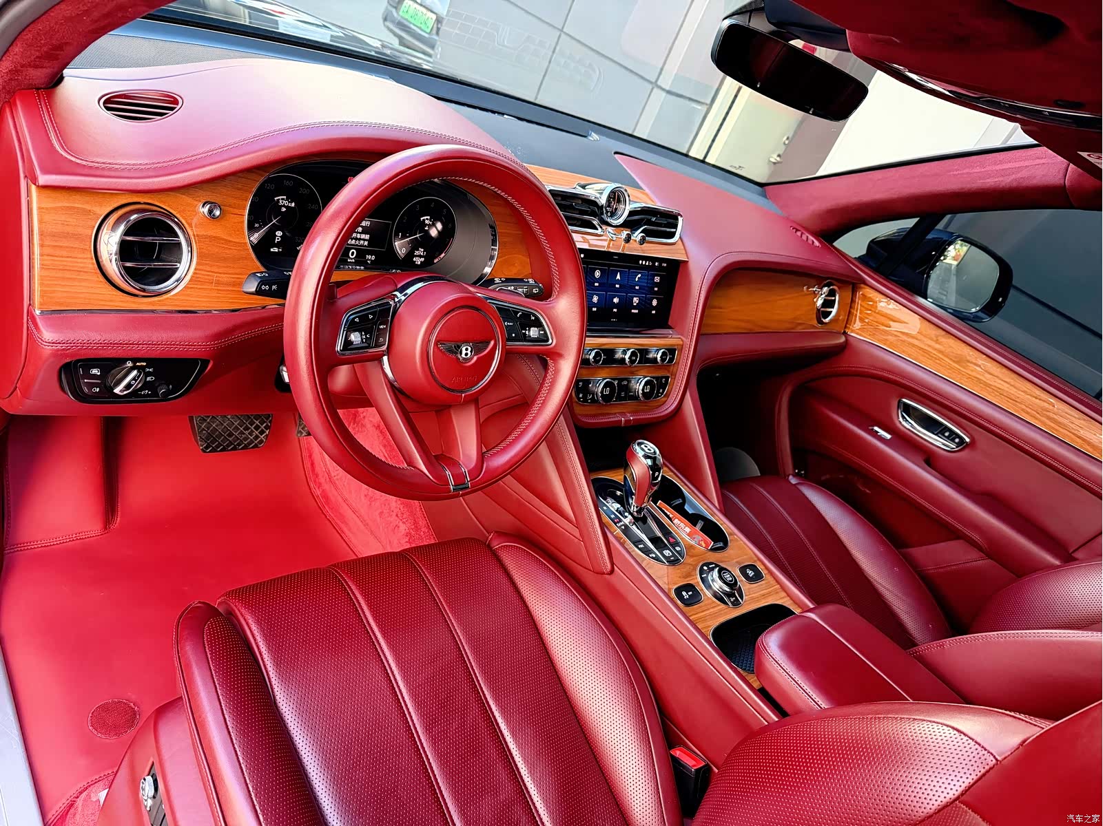 Bentley Bentayga, 2021 26