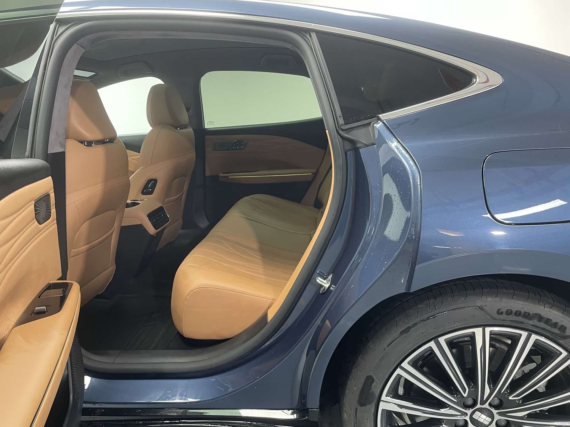 Geely 8, 2025 13