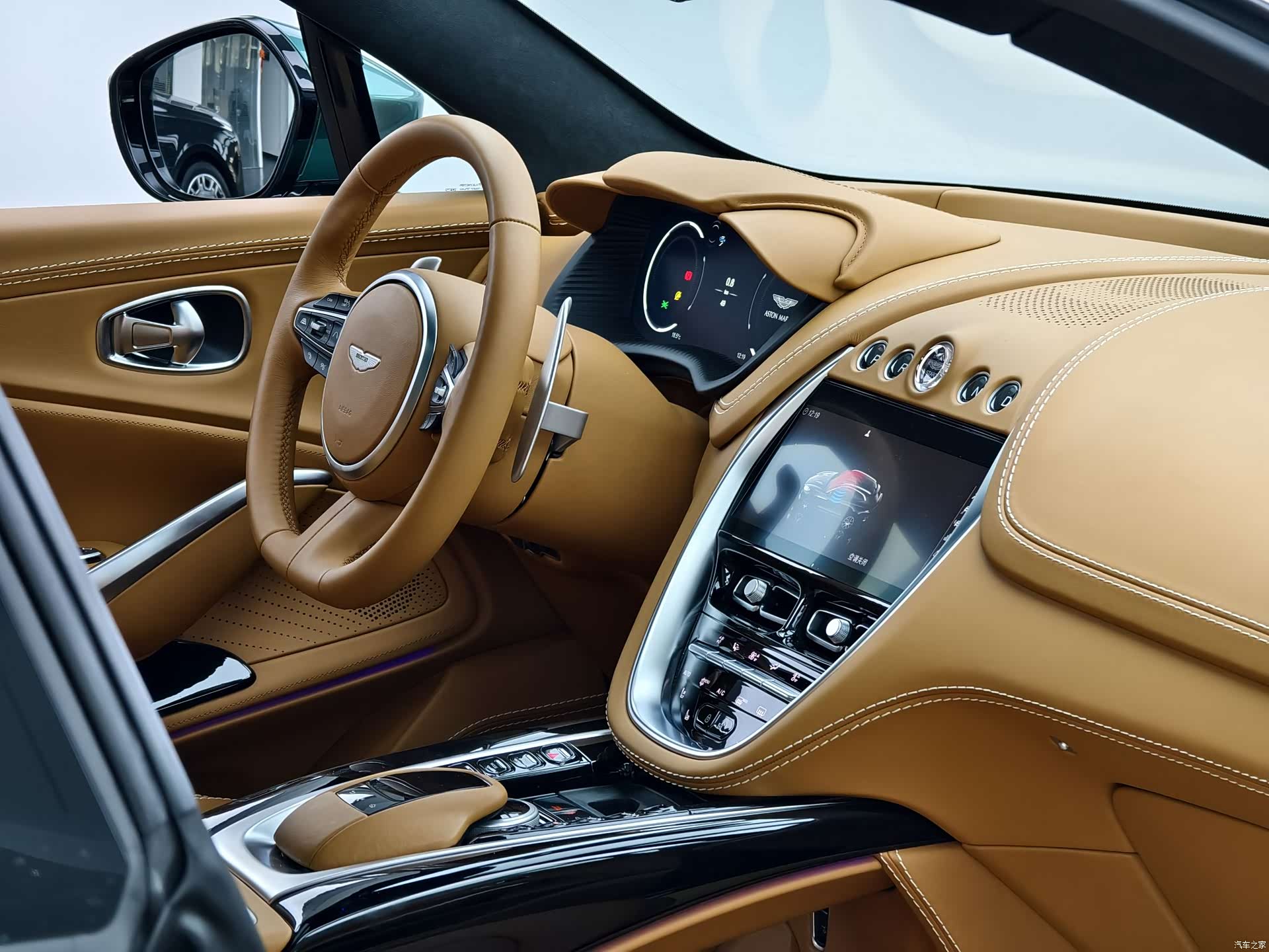 Aston Martin DBX, 1900 13