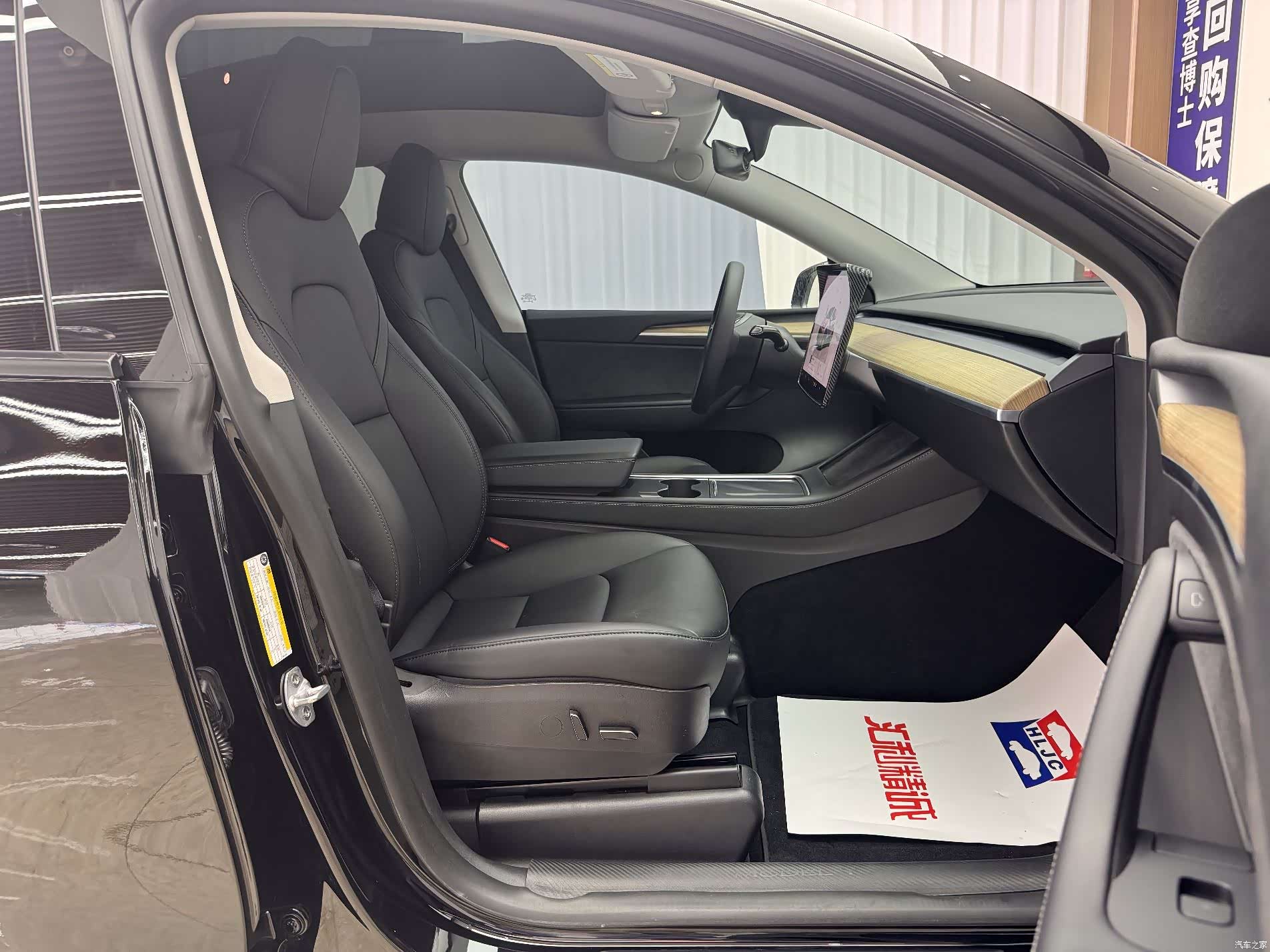 Tesla Model Y, 2023 17