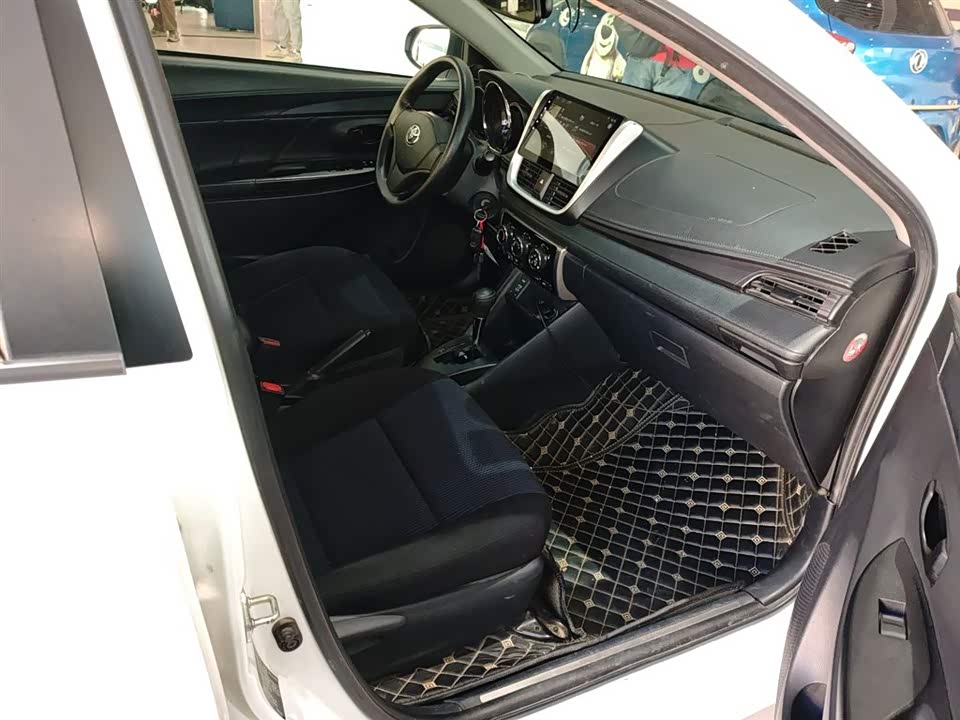 Toyota YARiS L to enjoy