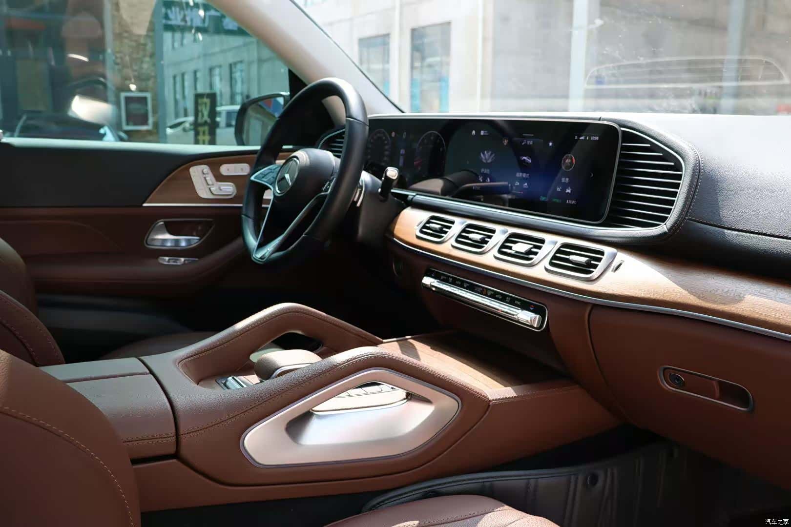 Mercedes-Benz GLE, 2025 12