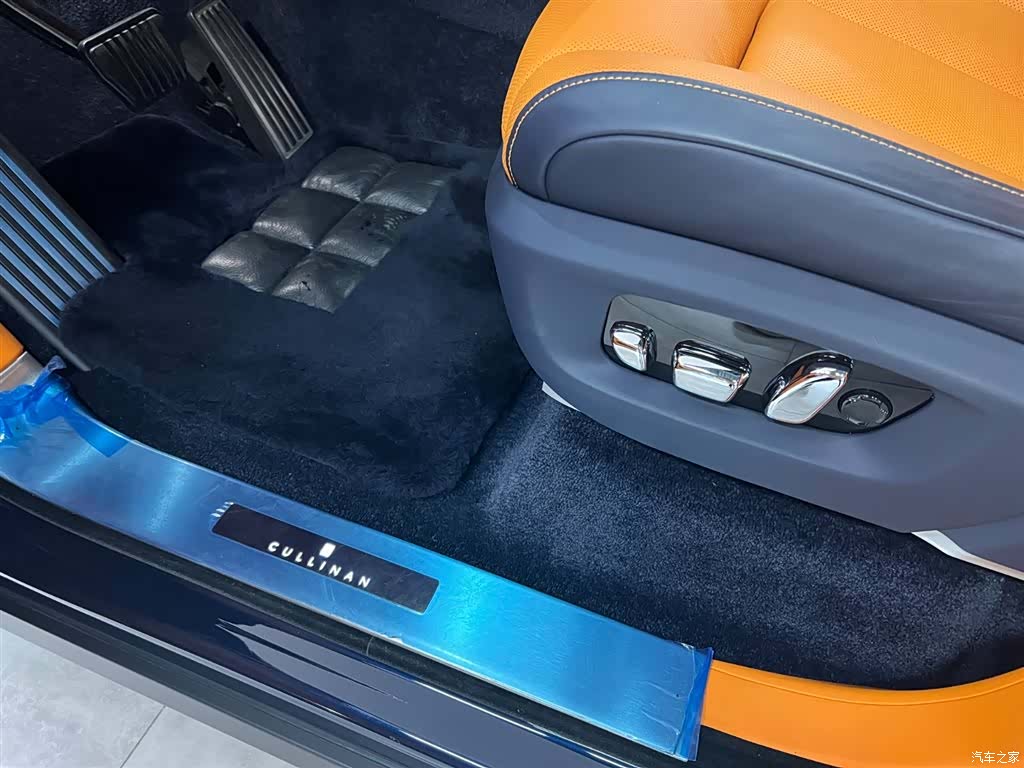 Rolls-Royce Cullinan, 2022 15