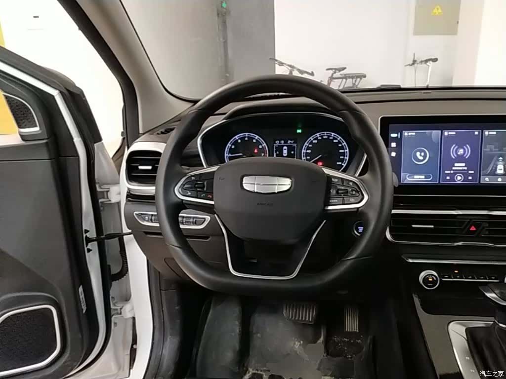 Geely Coolray, 2025 11