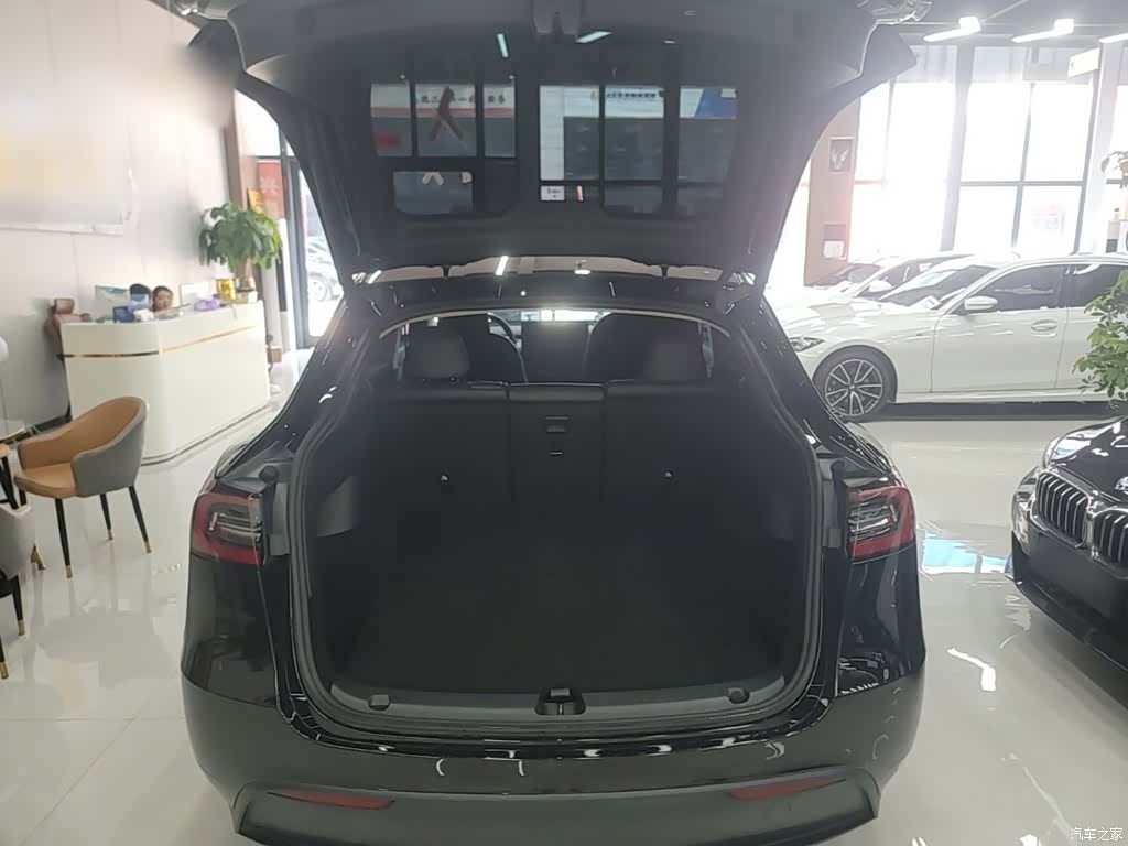 Tesla Model Y, 2024 19