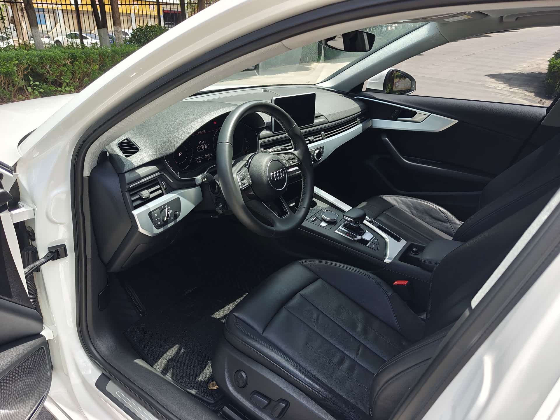 Audi A4L, 2018 все фото