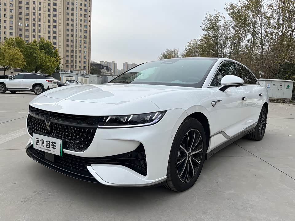 VOYAH Lantu chasing light