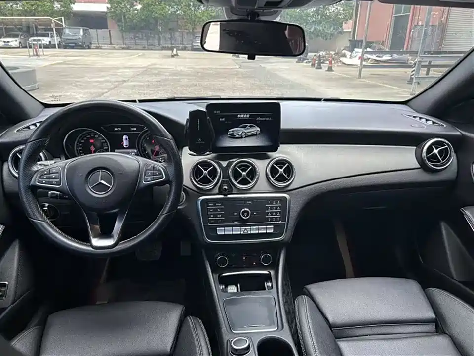 Mercedes-Benz CLA Mercedes-Benz CLA