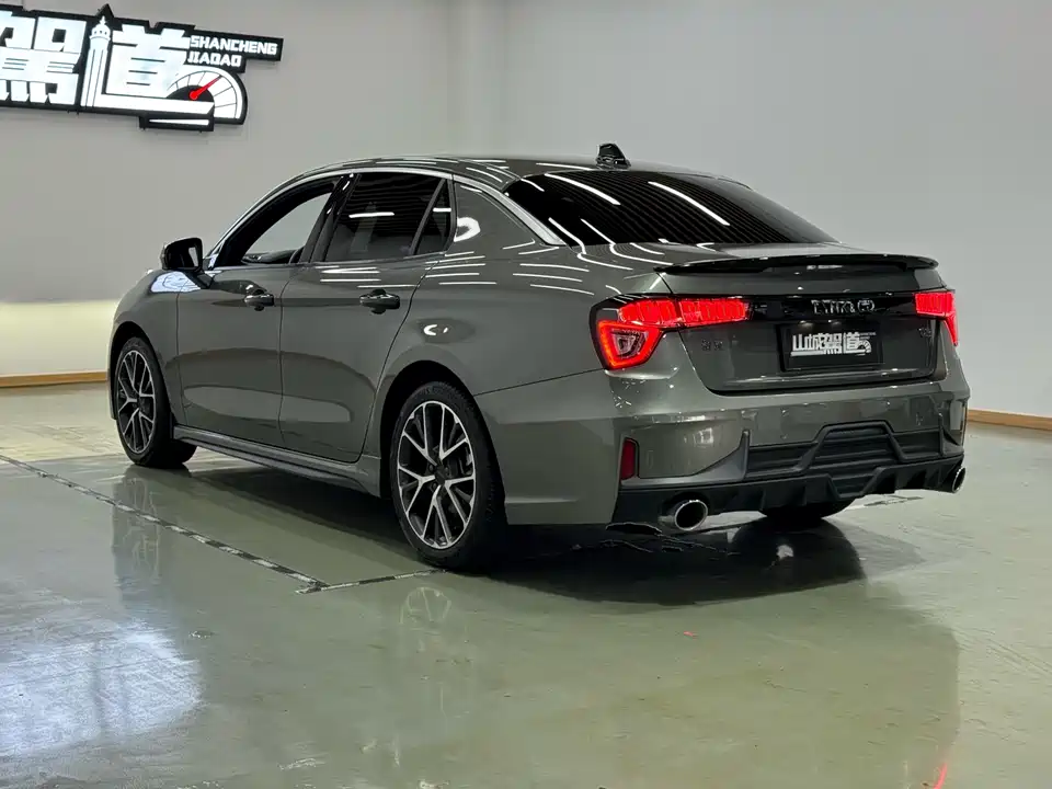 Lynk & Co 03