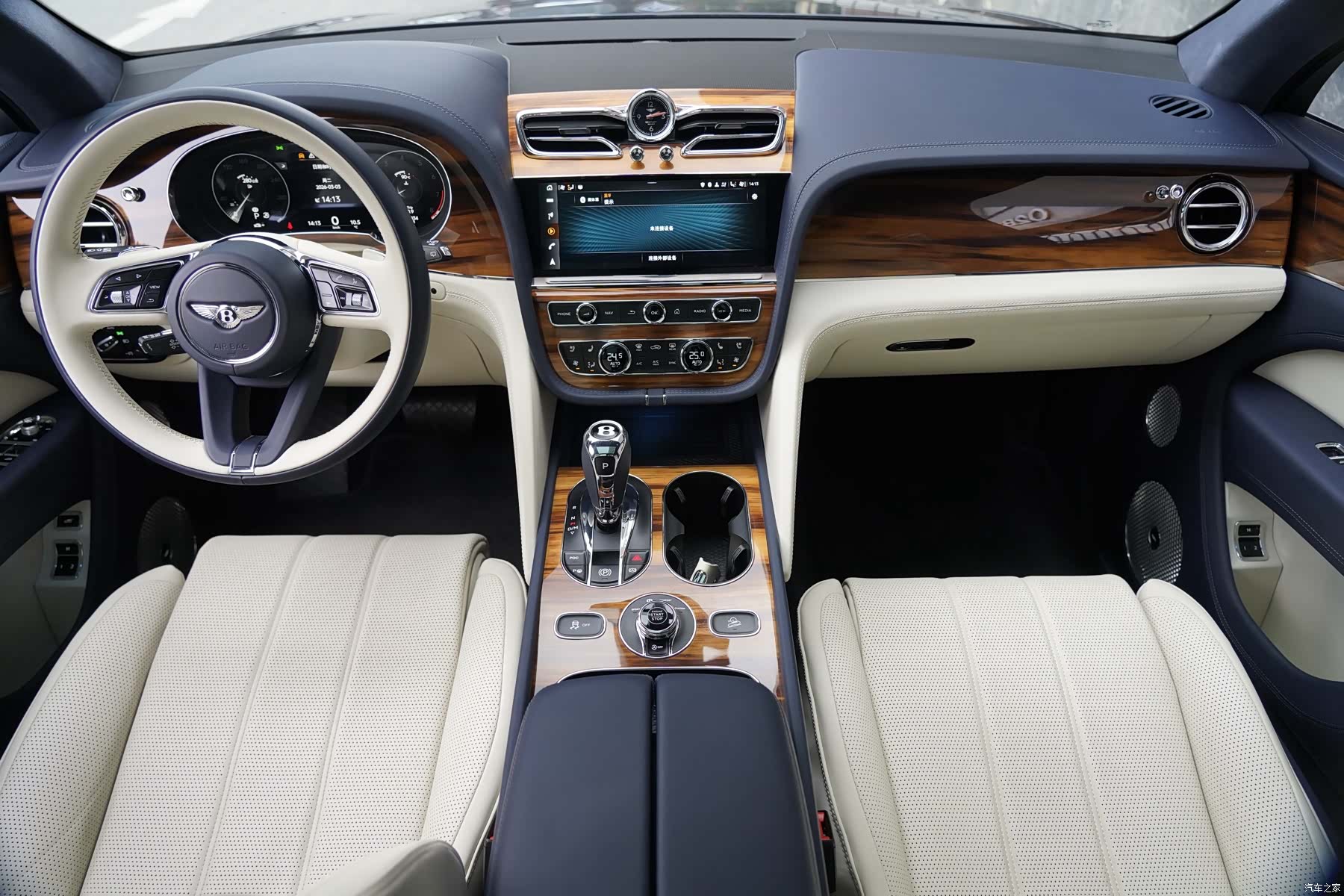 Bentley Bentayga, 2024 10