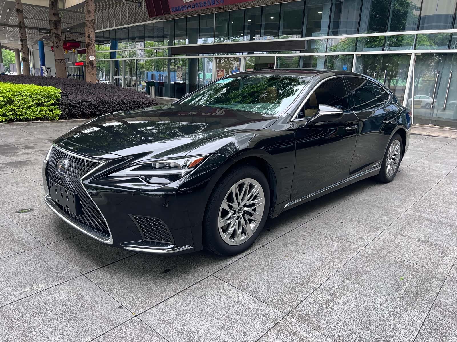Lexus LS, 2023 1