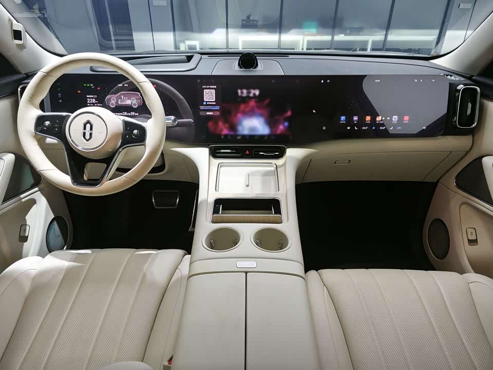 AITO Ask the world M8