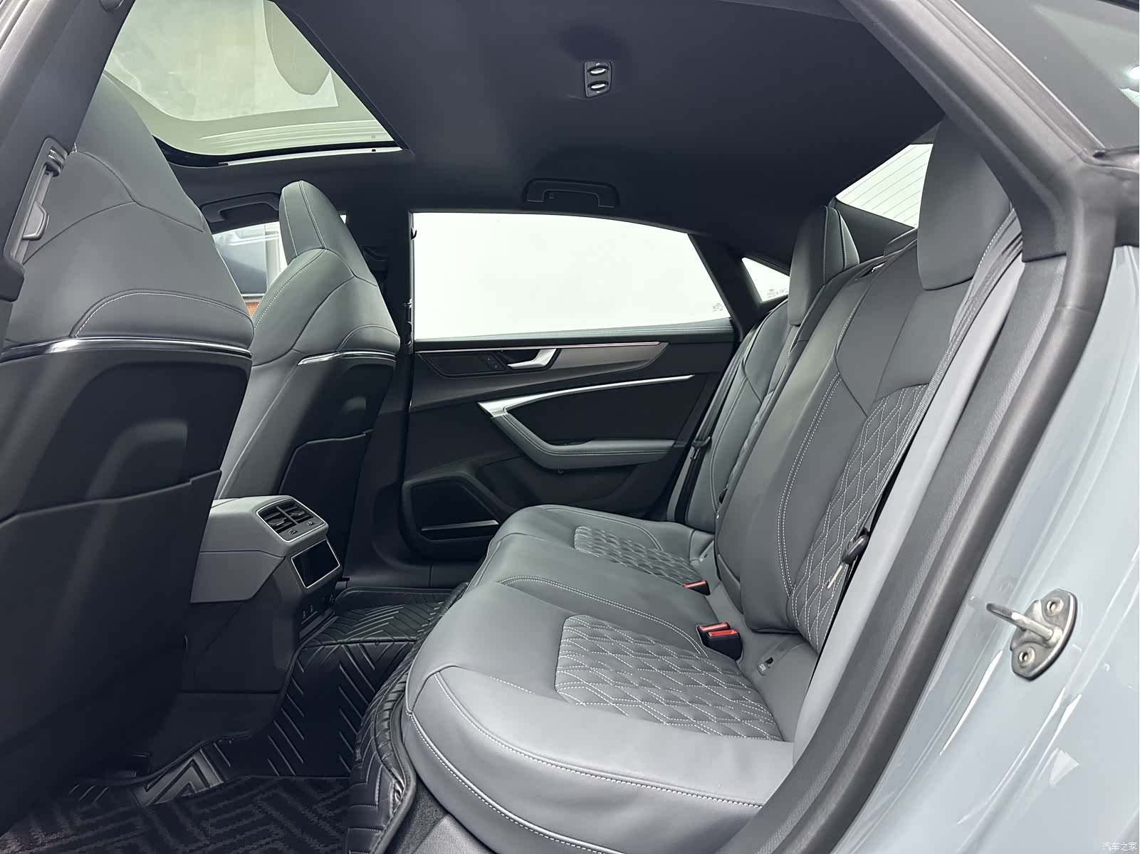 Audi A7L, 2025 11