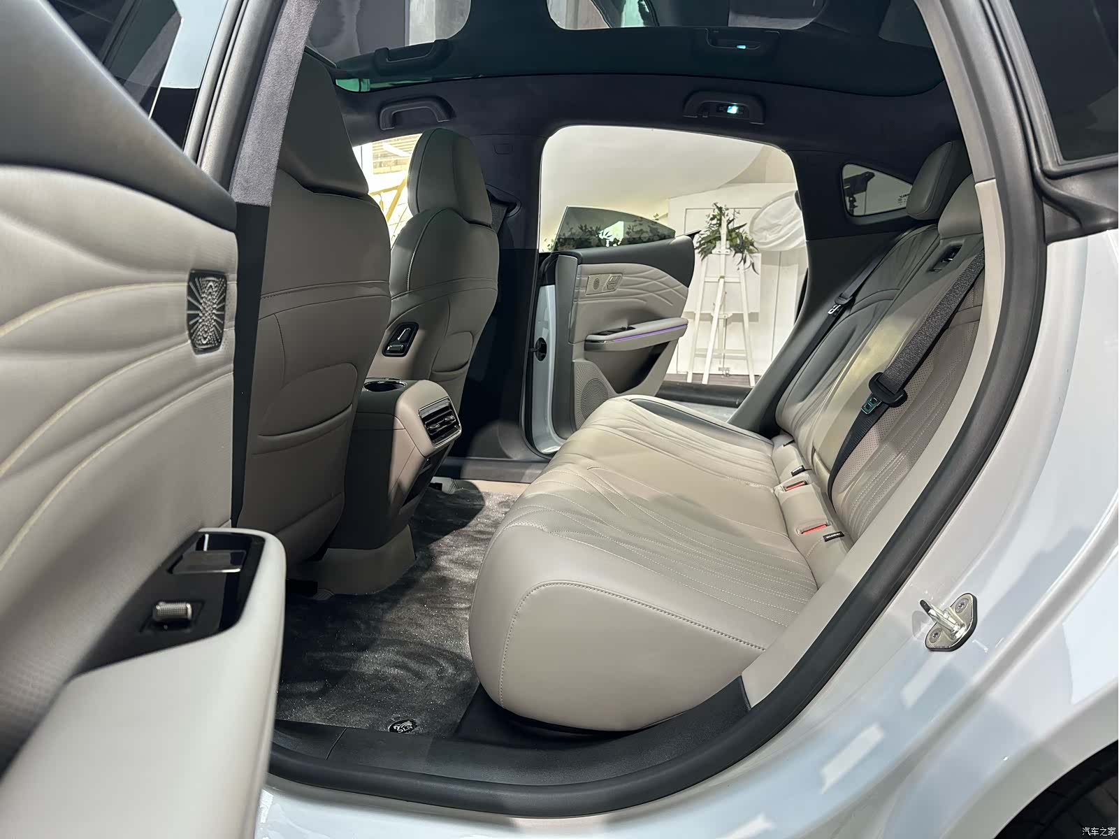 Geely 8, 2025 16