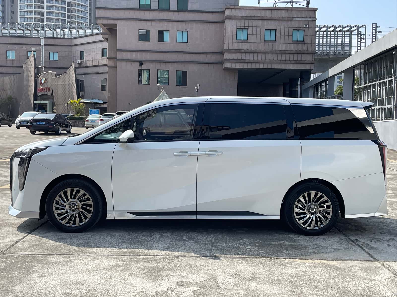 Trumpchi M8, 2023 32