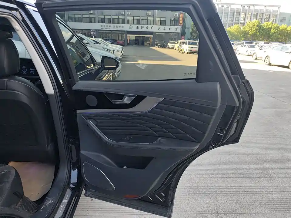 Hongqi HS5