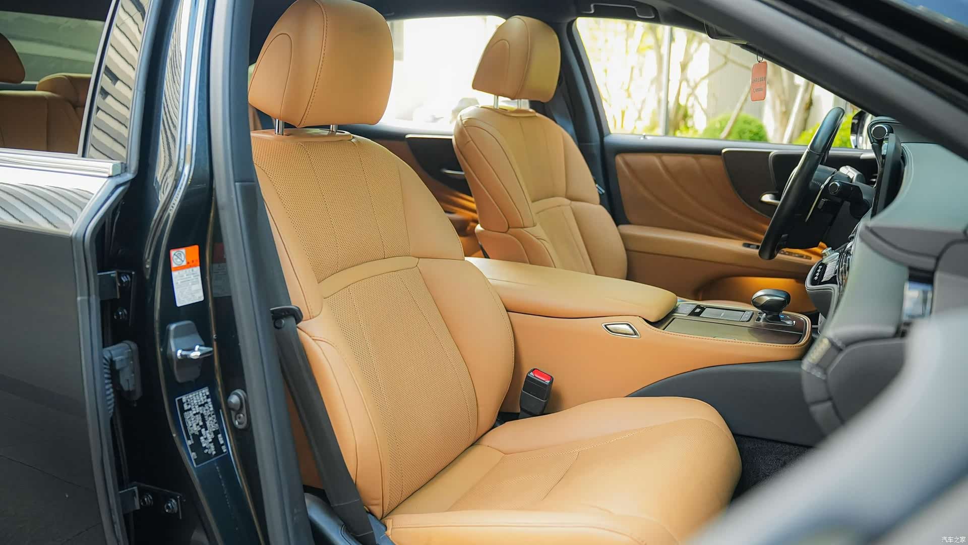 Lexus LS, 2023 13