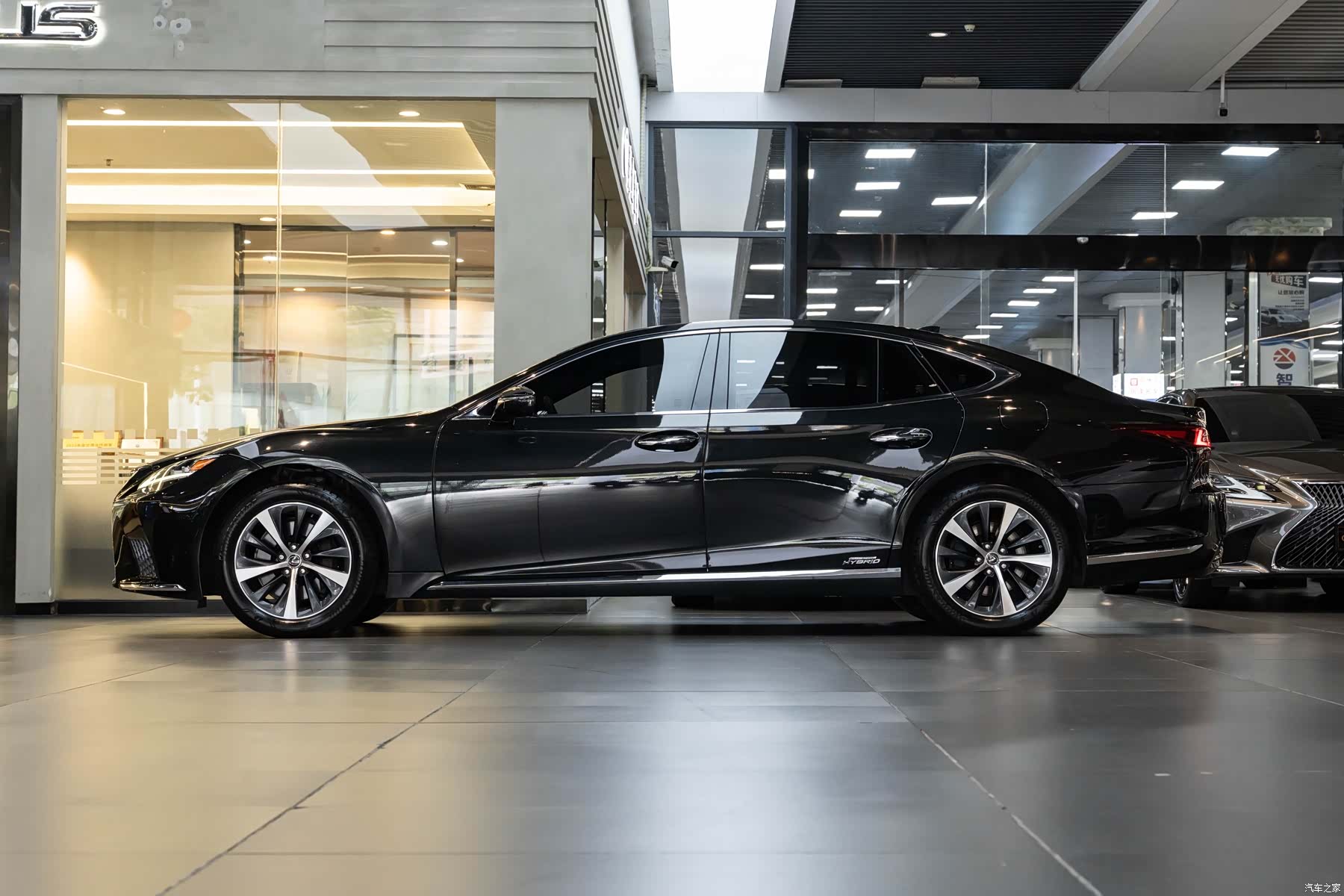 Lexus LS, 2022 4