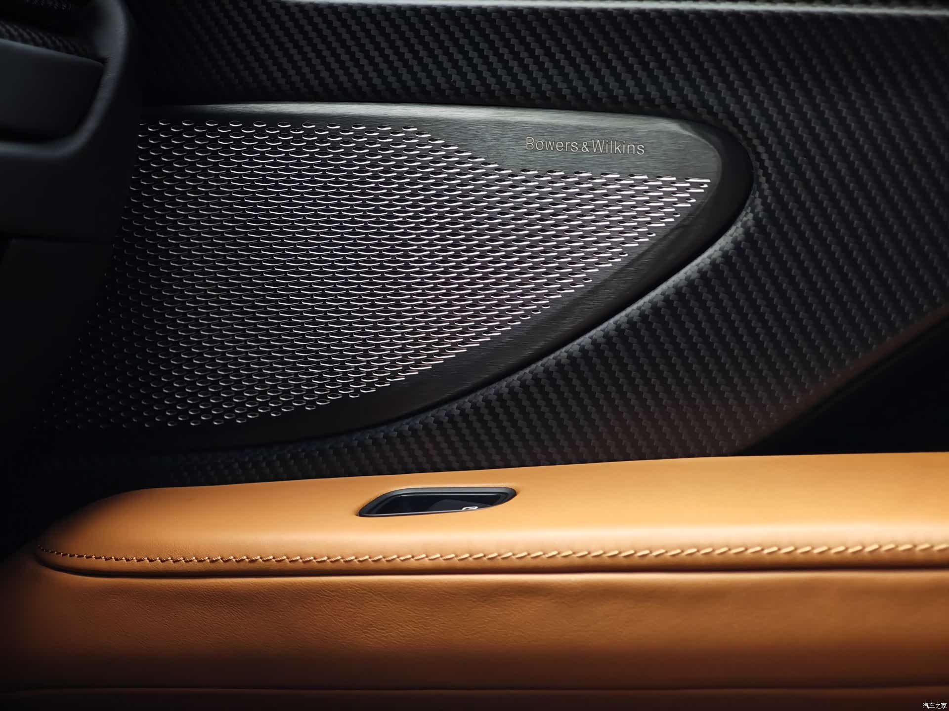 Aston Martin DB12, 1900 15