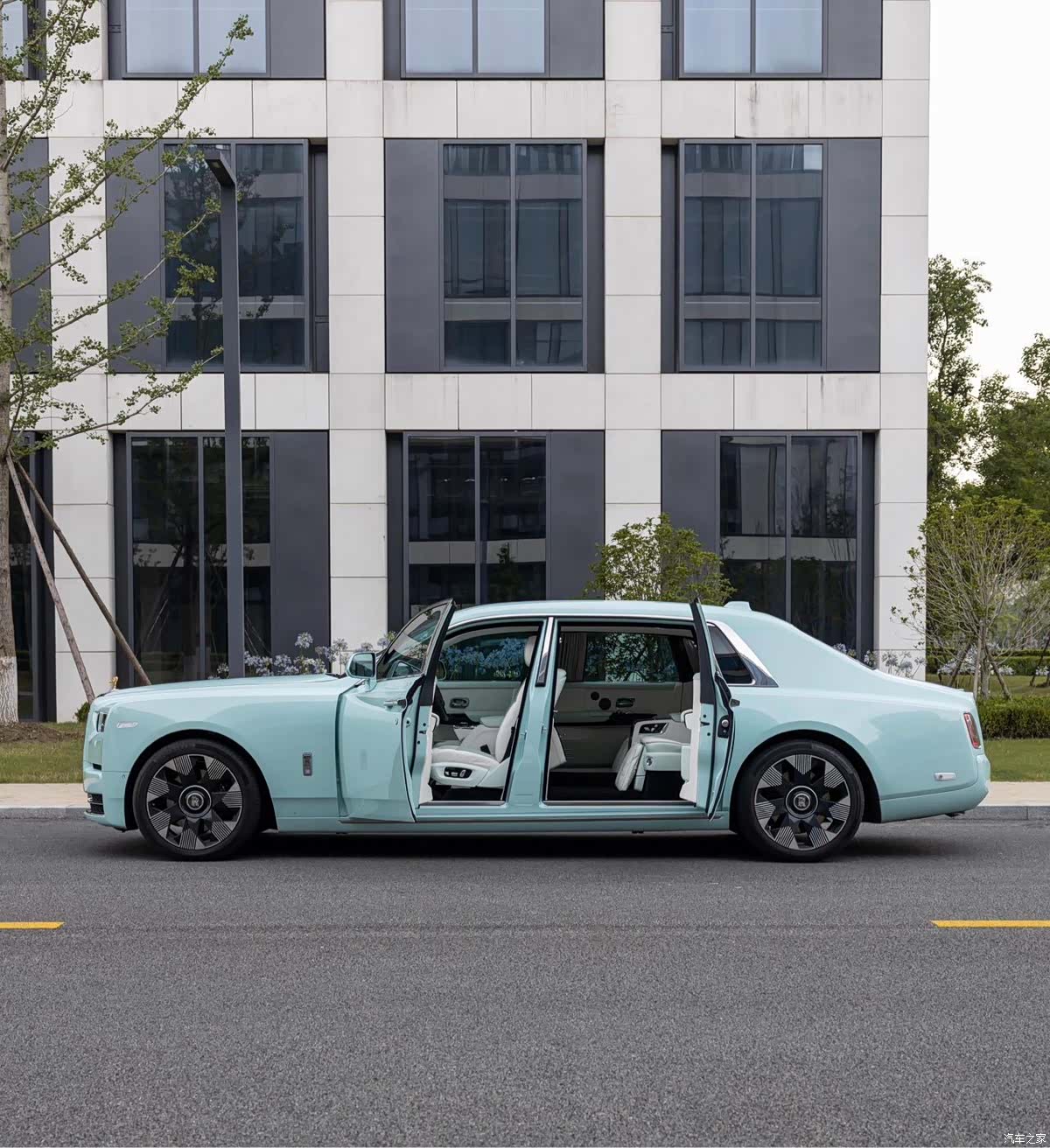 Rolls-Royce Phantom, 2024 8