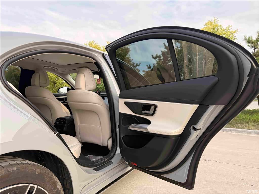 Mercedes-Benz E-Class, 2026 14