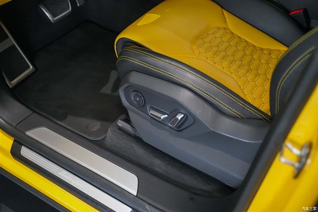 Lamborghini Urus, 2023 9