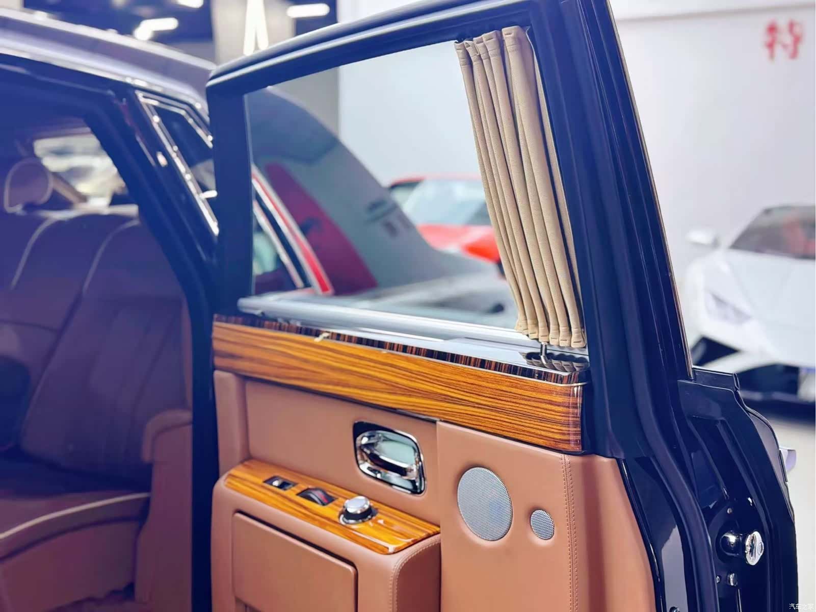 Rolls-Royce Phantom, 2016 6