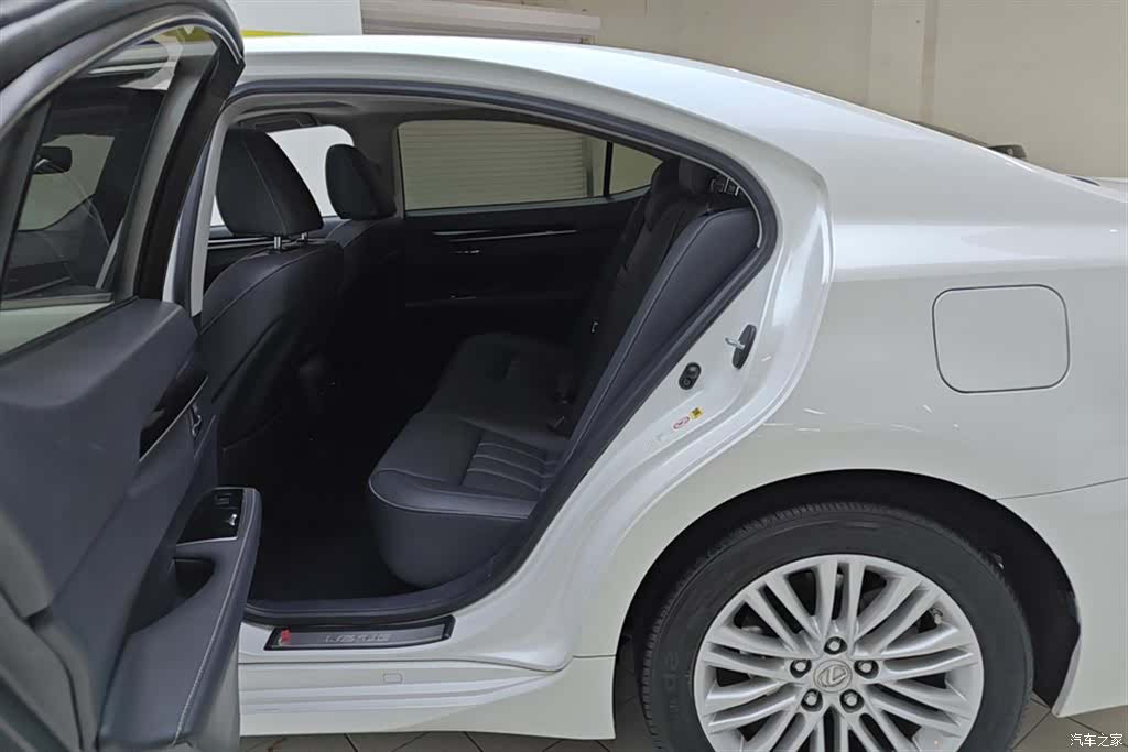 Lexus ES, 2018 11
