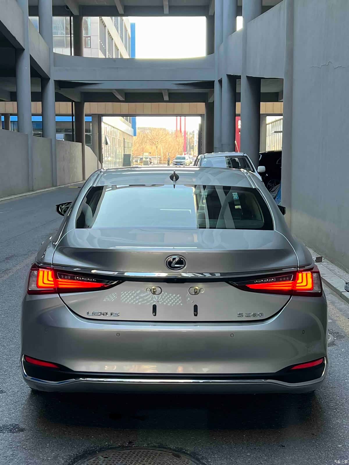 Lexus ES, 2023 все фото