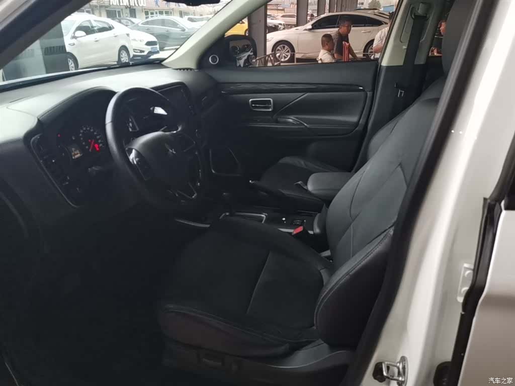 Mitsubishi Outlander, 2018 15