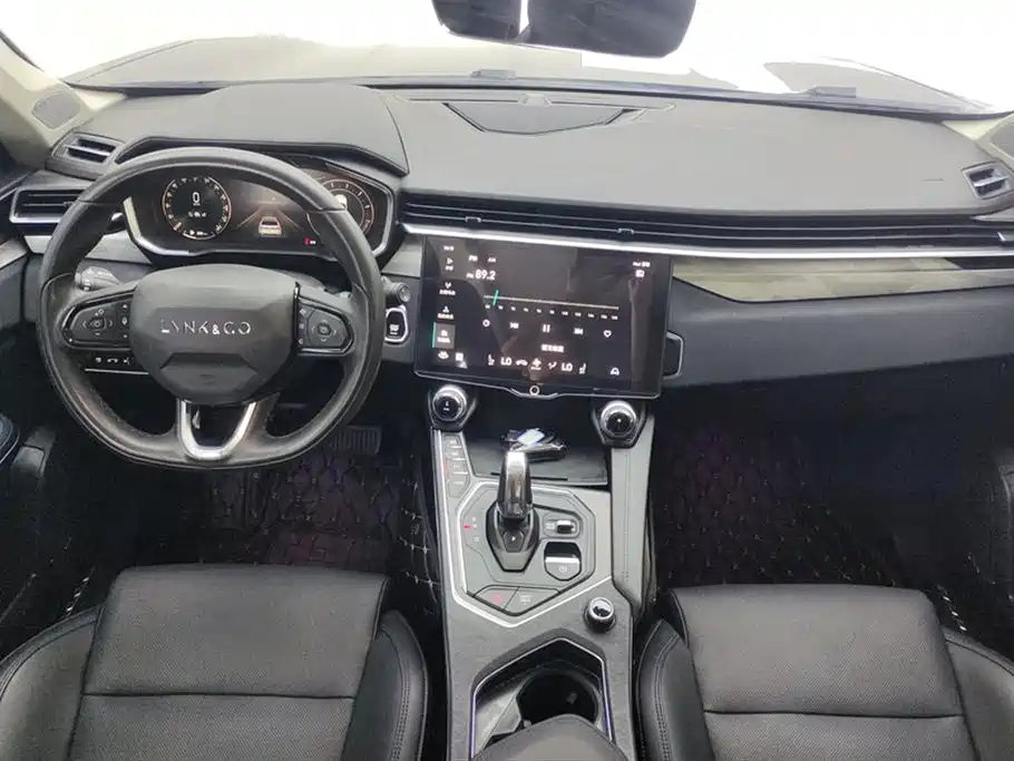Lynk & Co 01