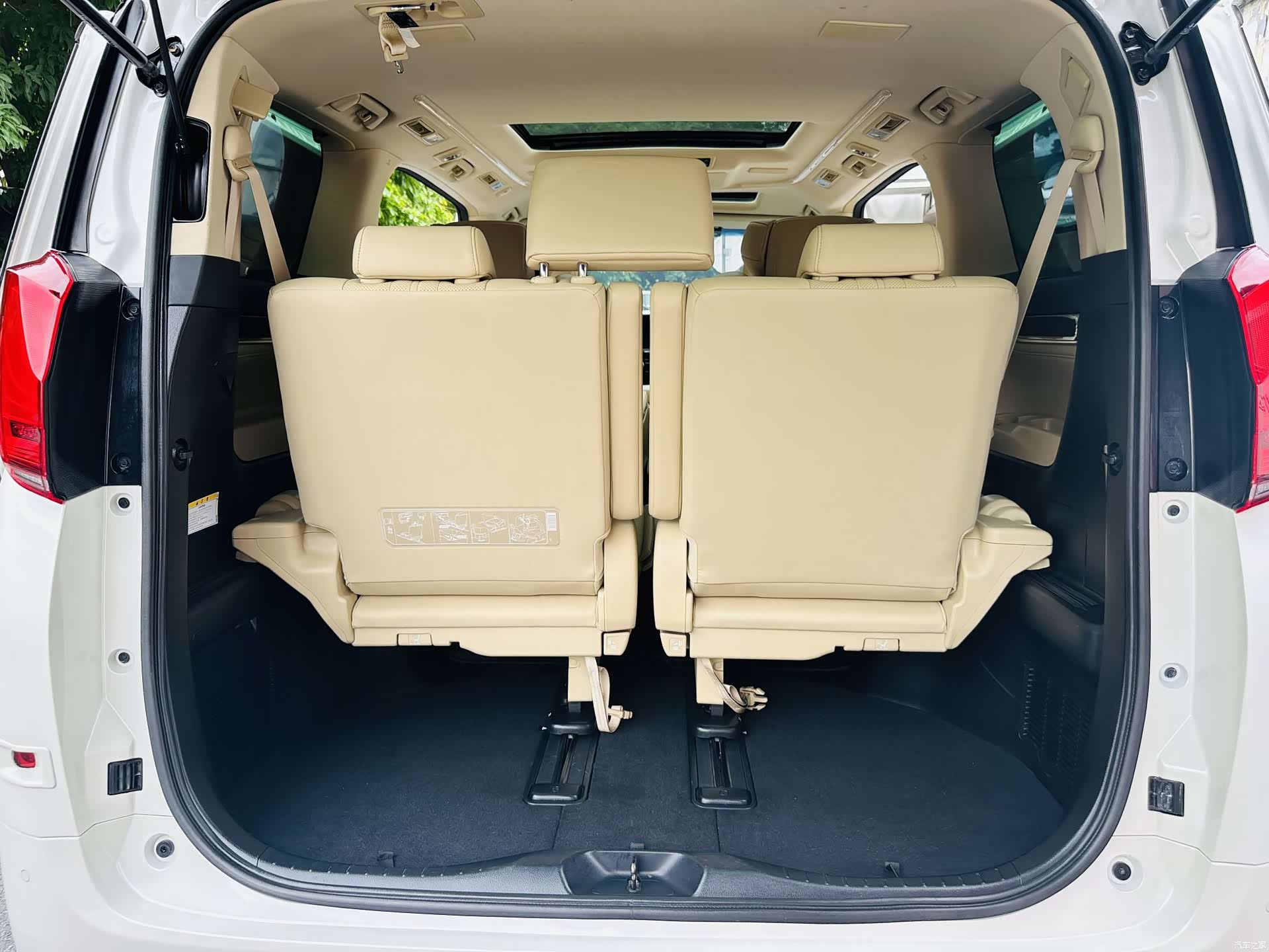 Toyota Alphard, 2023 23