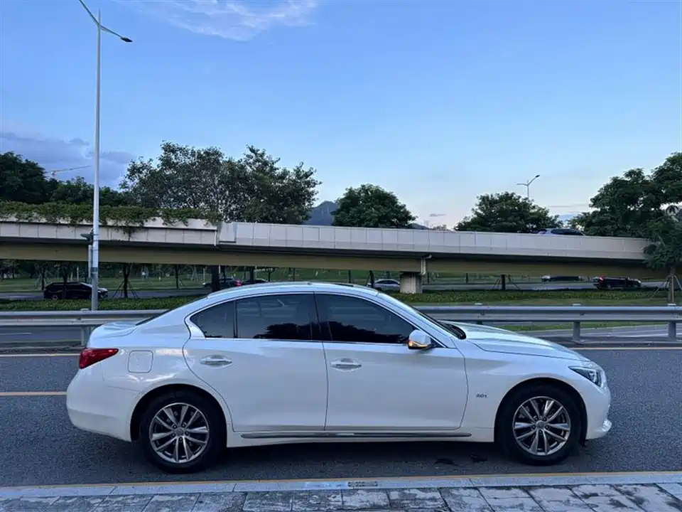 Infiniti Q50L