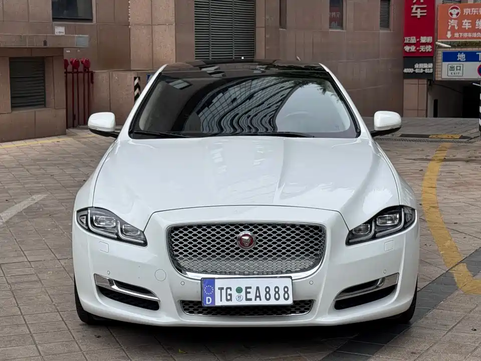 Jaguar XJ