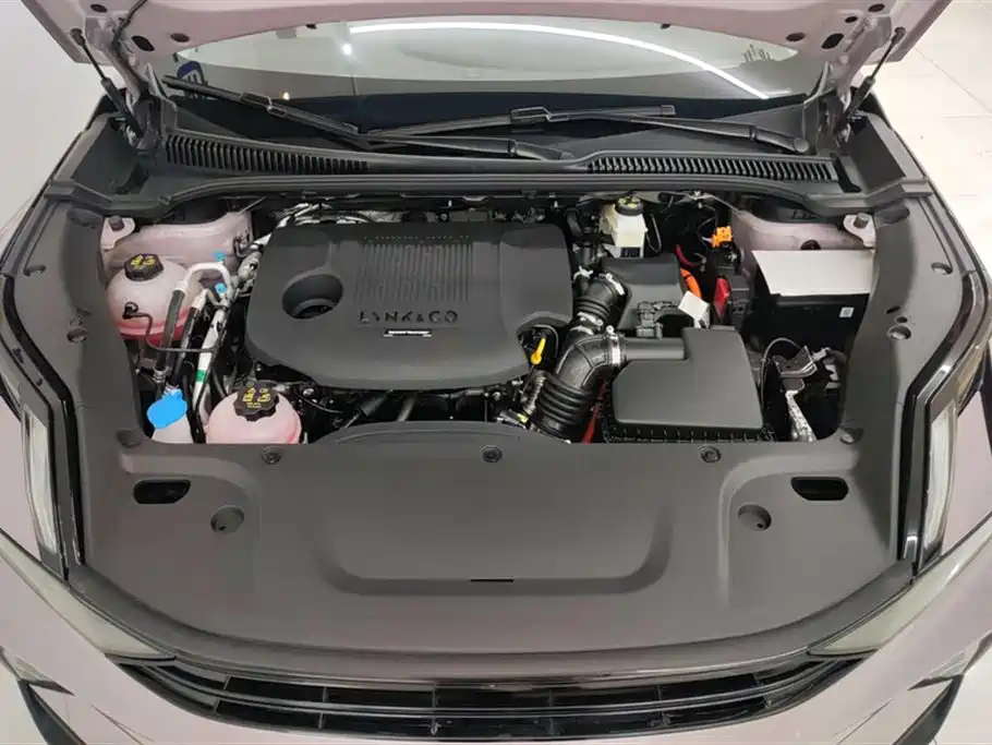 Lynk & Co 06 EM-P
