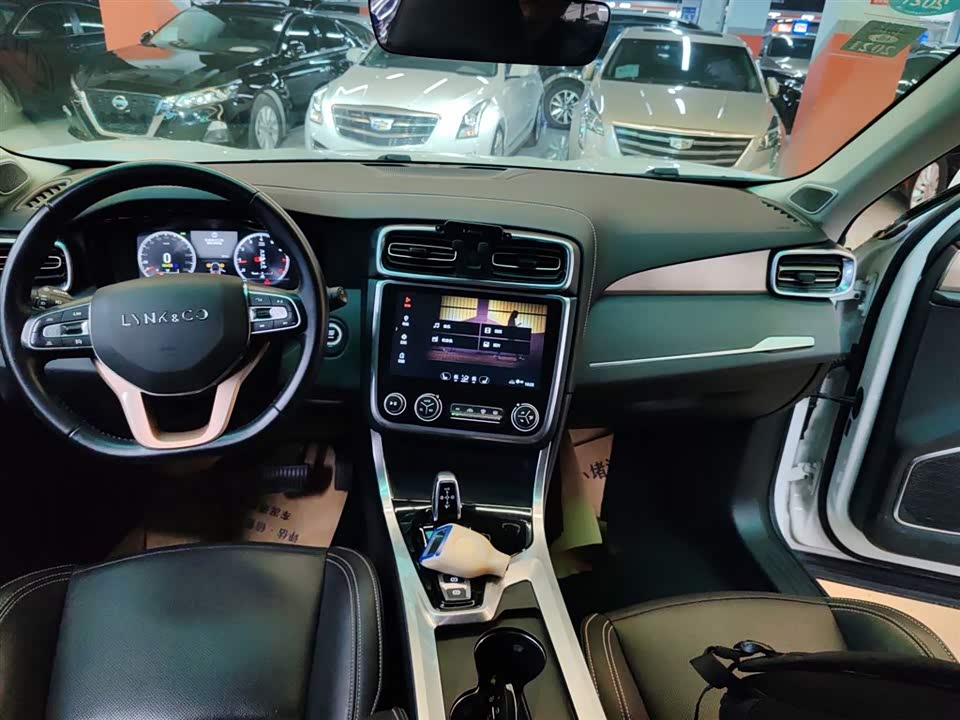 Lynk & Co 01