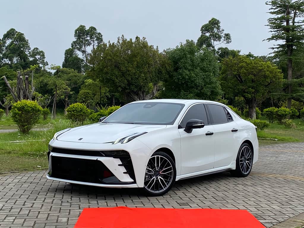 Lynk & Co 03