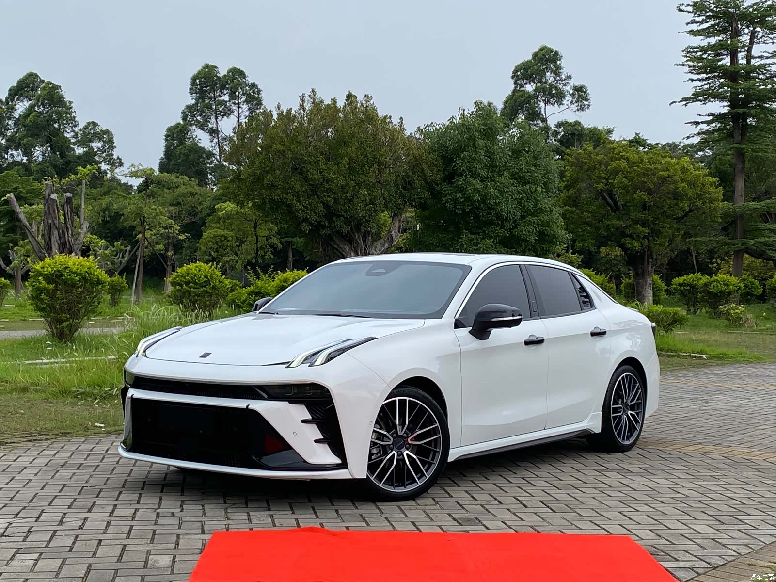 Lynk & Co 02