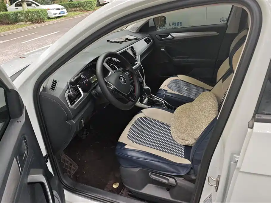 Volkswagen T-ROC exploring Songs