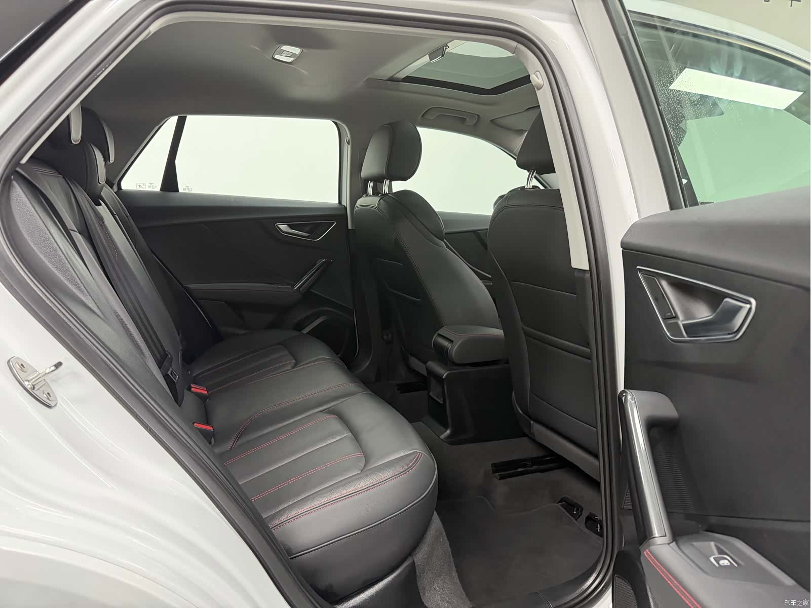 Audi Q2L, 2025 13