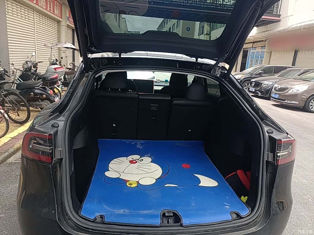Tesla Model Y, 2023 19