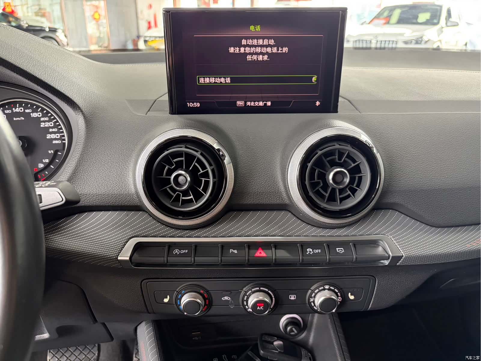Audi Q2L, 2023 9