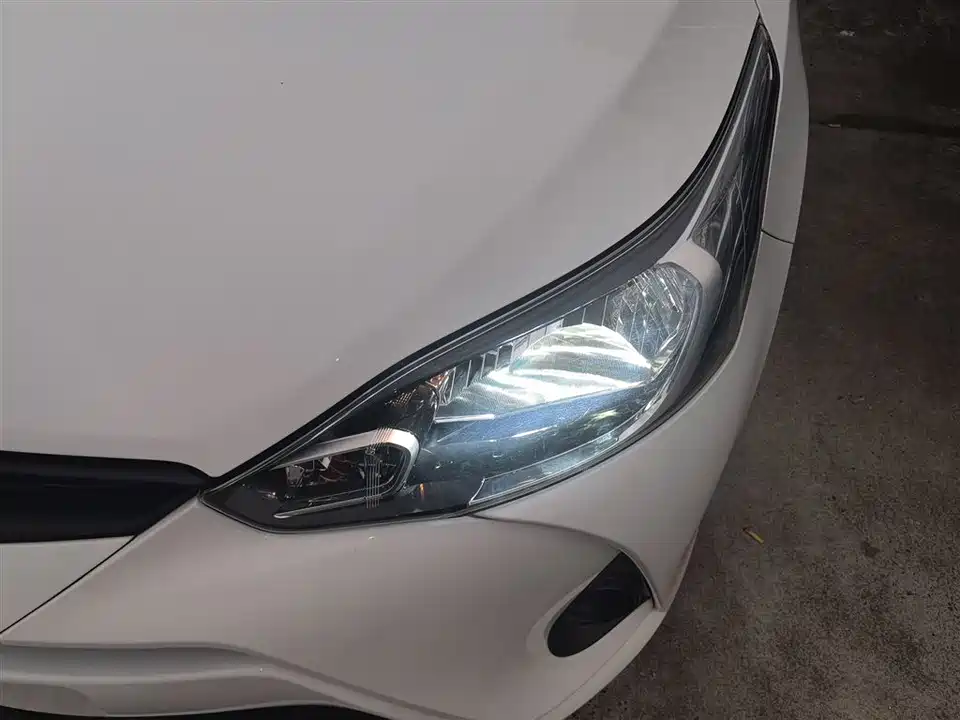 Toyota YARiS L to enjoy