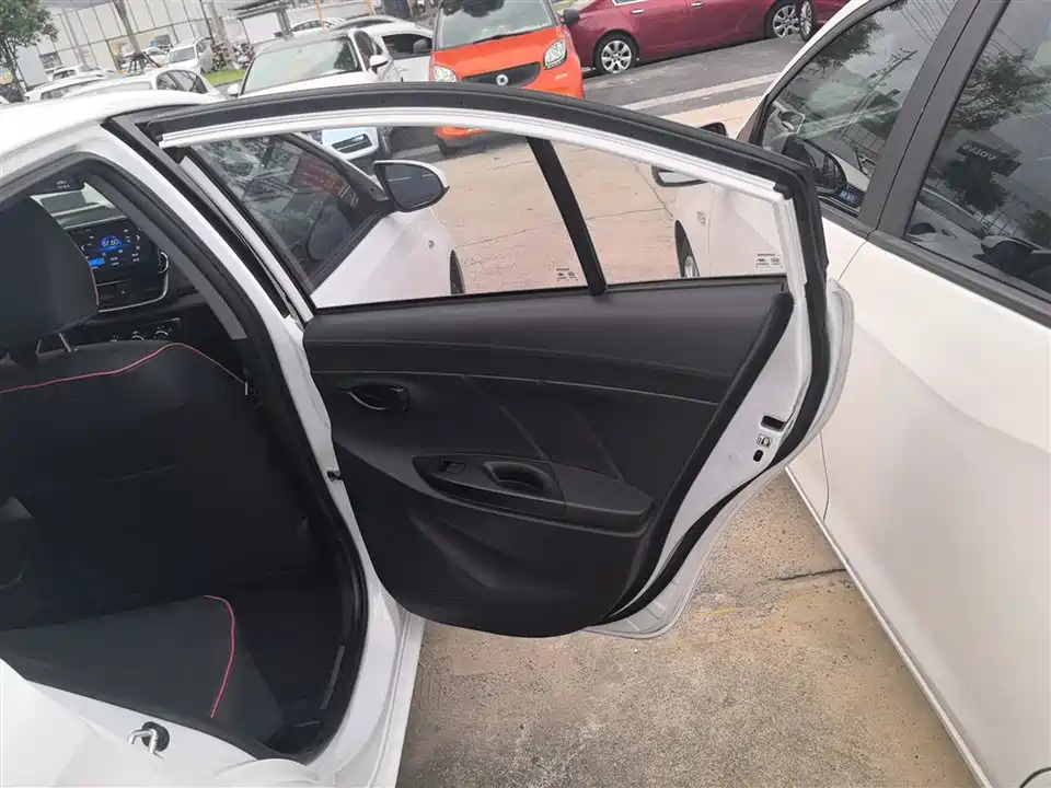 Toyota YARiS L to enjoy