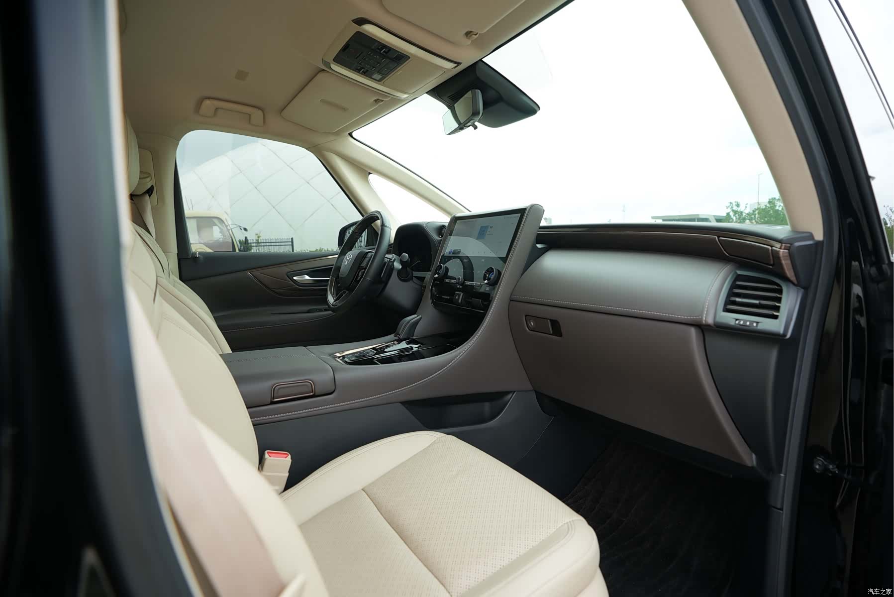 Toyota Alphard, 2023 все фото